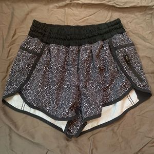Lulu lemon black&white shorts (2.5 in) (size 4)